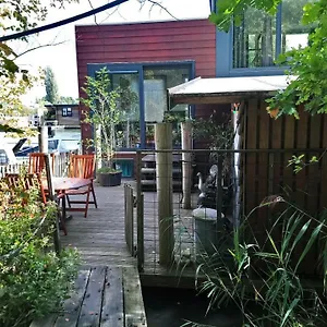 Bed & Breakfast Houseboat Vliegenbos, Amsterdam